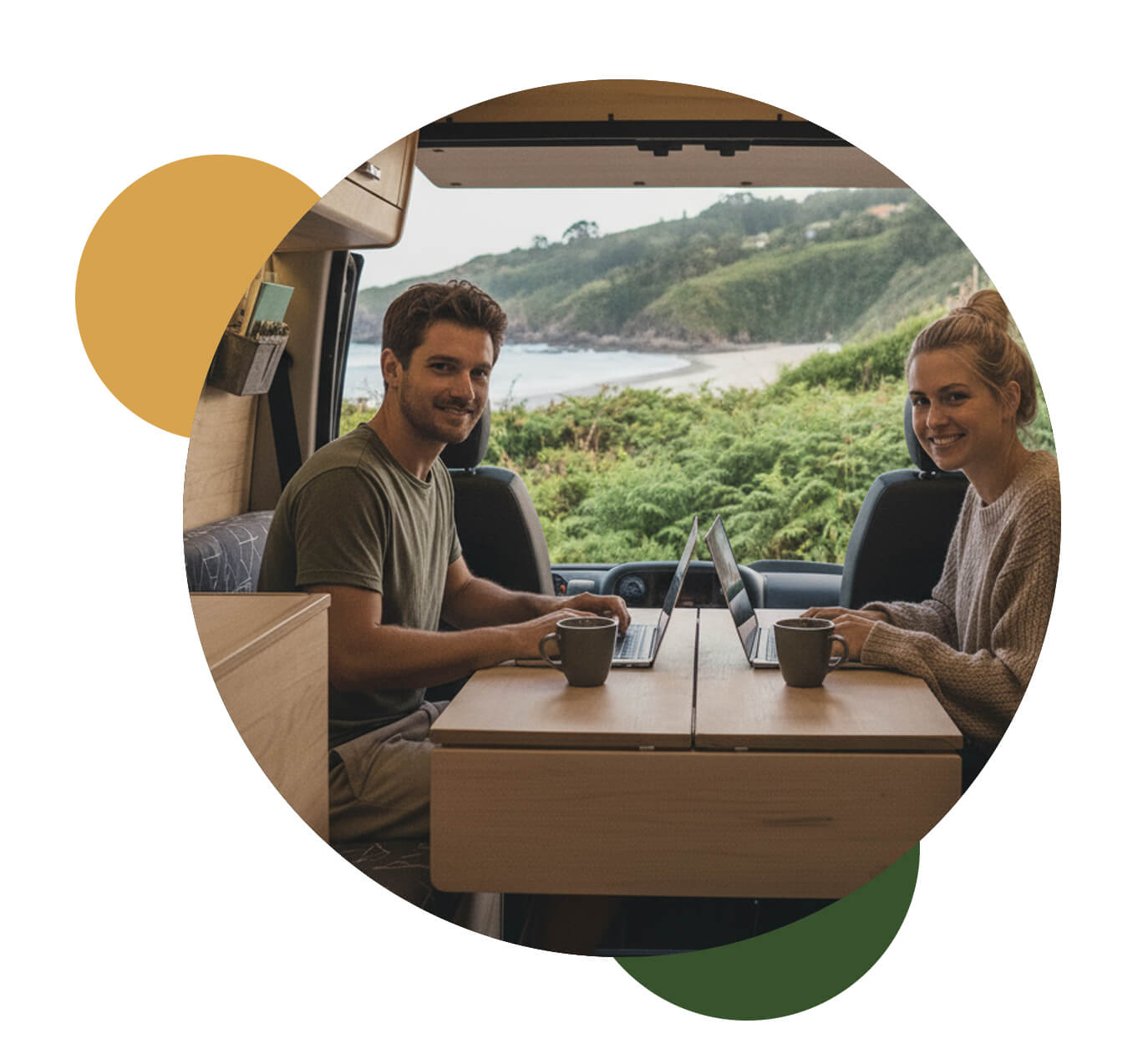 Pareja trabajando comodamente dentro de la caravana de MinoVan 2